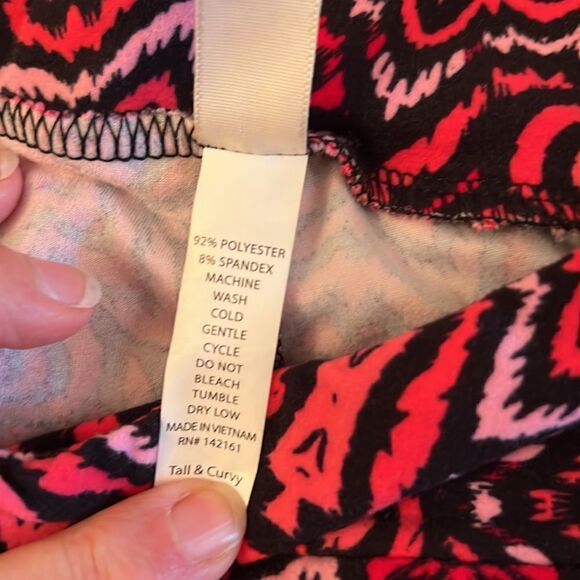 Ladies LulaRoe Tall & Curvy Valentine leggings. - Picture 5 of 6